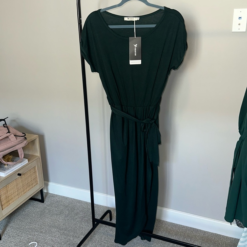 New w/with tags women’s green belted tulip hem midi dress. Size medium.